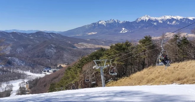 A quiet chairlift at Nobeyama with Yatsugatake beyond